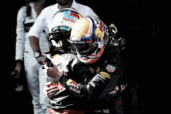 Daniel y Max se abrazan al terminar la carrera | Fuente: Zimbio