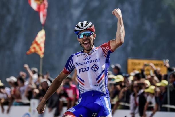 Pinot pasa triunfante la línea de meta del Tourmalet. | Foto: LeTour