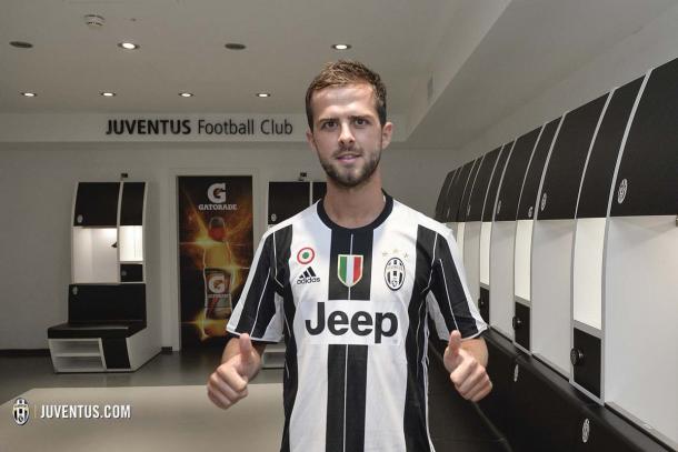 Pjanic em um dos vestiários do Juventus Stadium (Foto: Divulgação/Juventus)