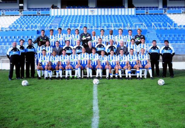 Plantilla del Málaga C. F. que logró la segunda mejor clasificación de la historia de la entidad. (8º en la 2000/2001) | Imagen: Málaga C. F.