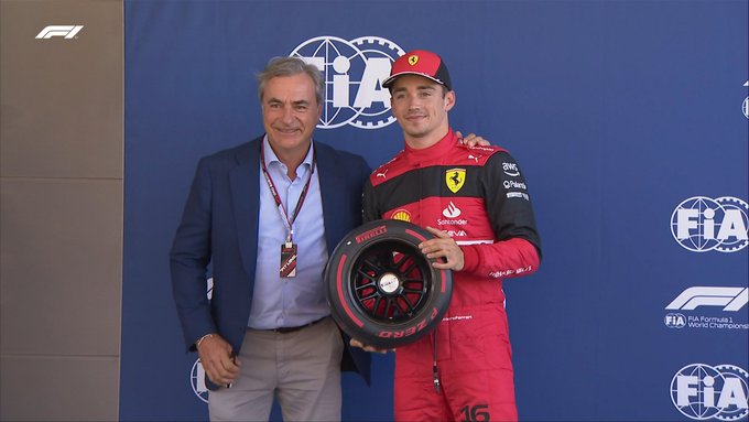 Leclerc firmando el premio de la pole position junto a Carlos Sainz Sr. / Fuente: F1