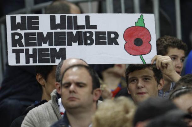 Aficionados de la Premier League recordando a sus caídos. Foto: Getty Images