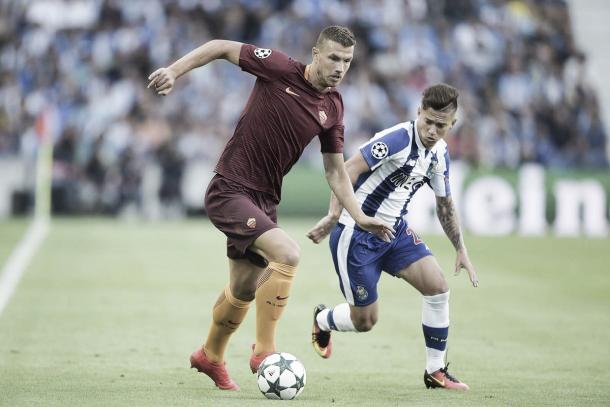 Dzeko e Otávio em ação no jogo (Foto: Divulgação/AS Roma)