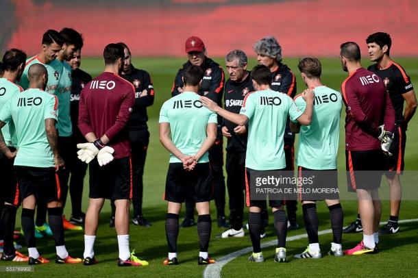 Santos talks to his players prior to training. (Source: Getty Images)