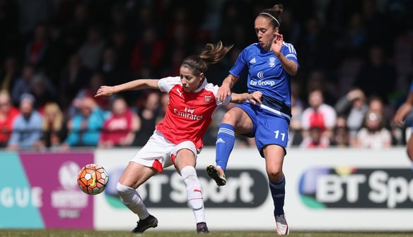 Jo Potter challenges Van de Donk. (Source: WSL.com)