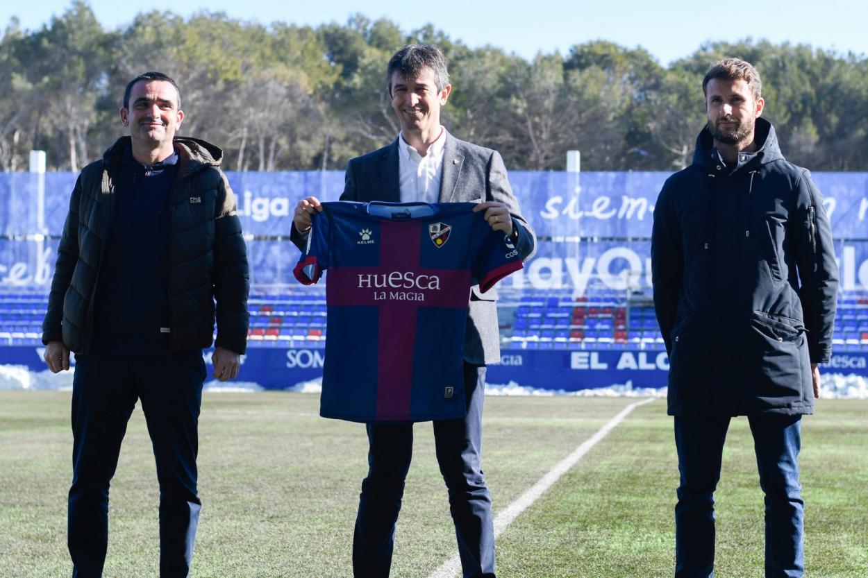 Presentación de Pacheta, nuevo entrenador del Huesca // Fuente: SD Huesca