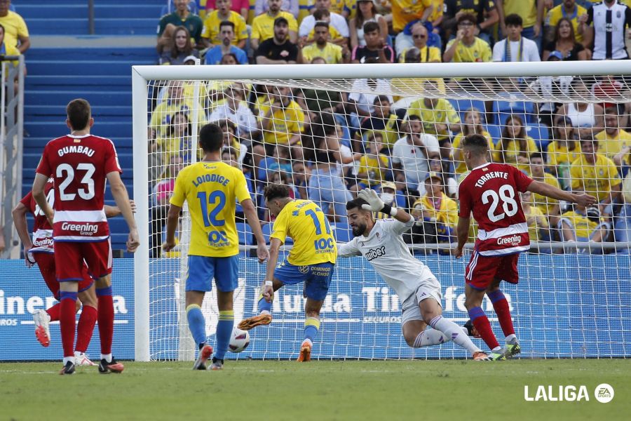 Munir anotando el primer gol anulado | Foto: LaLiga.