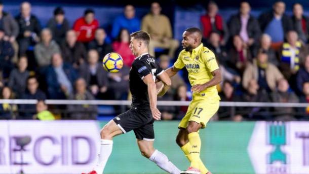 Lenglet y Bakambu pugnan por el balón | Laliga.es