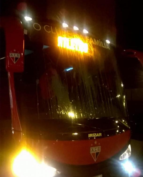 Ônibus do Atlético-GO é atingido por ovos no aeroporto. (Foto: Arquivo Pessoal)