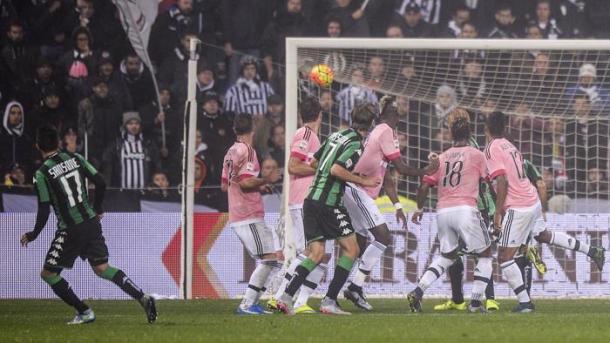 Nicola Sansone watches his spectacular free-kick hit the net in the famous 1-0 victory | photo: lastampa.it