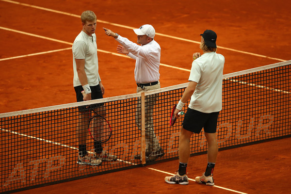 The chair umpire tries to explain to Kyle Edmund (left) why he lost the controversial point at 5-5, 30-all in the second set. Photo: Clive Brunskill/Getty Images