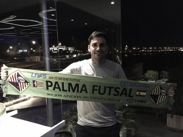 Quintela posando con la bufanda de su nuevo conjunto | Foto: Palma Futsal