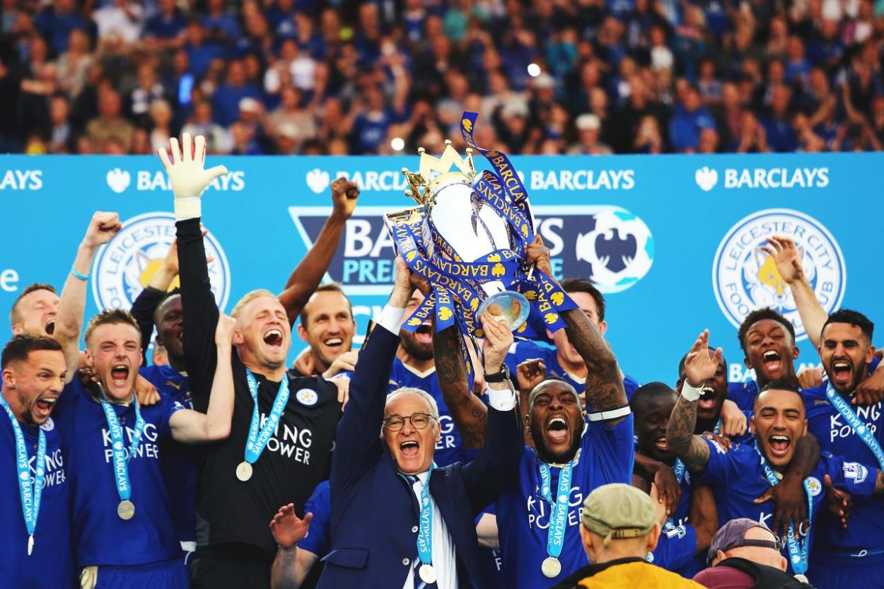 Leicester City levantando la Premier League | Fuente: @LCFC