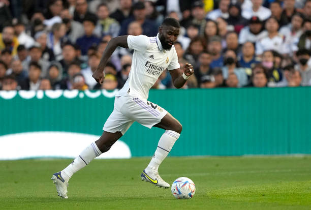 Rüdiger en la pretemporada con el <strong><a data-cke-saved-href='https://www.vavel.com/es/futbol/2022/08/06/real-madrid/1119045-la-madridista-claudia-zornoza-nominada-al-golden-foot-2022.html' href='https://www.vavel.com/es/futbol/2022/08/06/real-madrid/1119045-la-madridista-claudia-zornoza-nominada-al-golden-foot-2022.html'>Real Madrid</a></strong> I Imagen: Getty Images