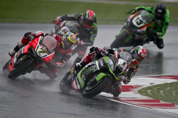 Bajo la lluvia de Sepang en el último Gran Premio. Imagen: Kawasaki Racing Team WSBK.