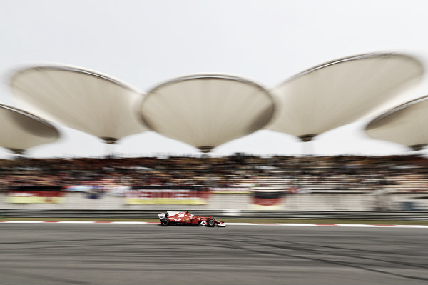 Kimi y su Ferrari en la curva 14 del trazado | Fuente: Getty Images