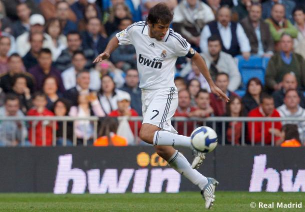 Raúl luce el brazalete de capitán ante el Santiago Bernabéu en una de sus últimas temporadas de blanco I Foto: Real Madrid