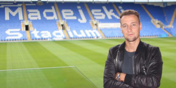 Beerens poses at the Madejski Stadium. | Image credit: Reading FC