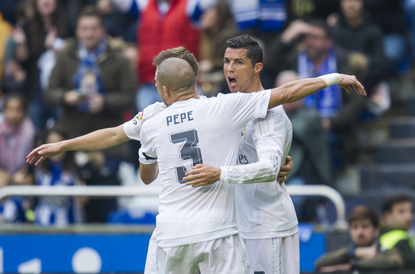 Ronaldo abbracciato da Pepe e Kroos dopo il primo gol al Riazor. Fonte: Getty Images.