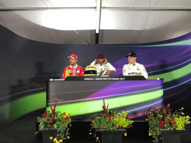 Lewis Hamilton posa con el casco en rueda de prensa, junto con Vettel y Bottas. Fuente: @MercedesAMGF1