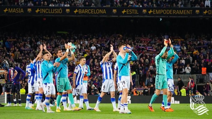 Los jugadores de la Real celebrando su triunfo en el Camp Nou. / Foto: Real Sociedad