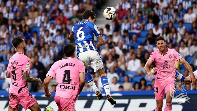Aritz rematando un balón / Foto: Real Sociedad