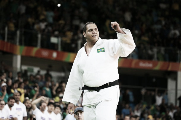 Rafael Silva comemora conquista do bronze (Foto: Reprodução/ Jornal do Brasil)