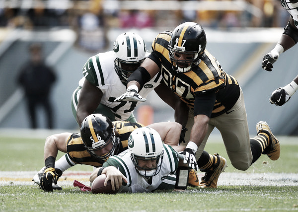 Ryan Fitzgerald was pressured by the Steelers throughout | Source: Gregory Shamus/Getty Images North America