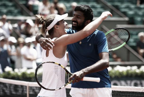 Dabrowski y Bopanna se abrazan después de ganar. Foto: Roland Garros