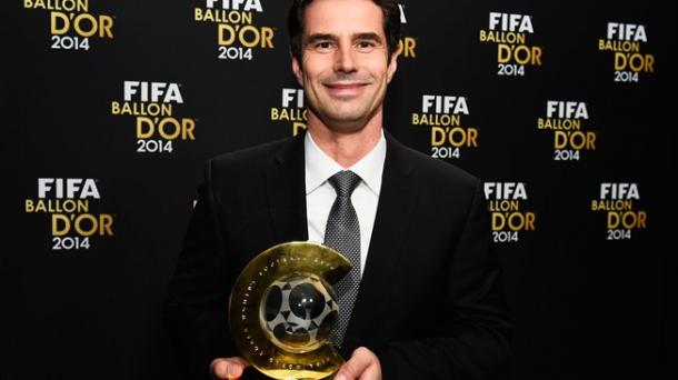 Kellermann beams as he collects his deserved award. | Image source: FIFA.com