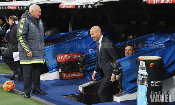 Zidane a la salida del túnel de vestuarios
