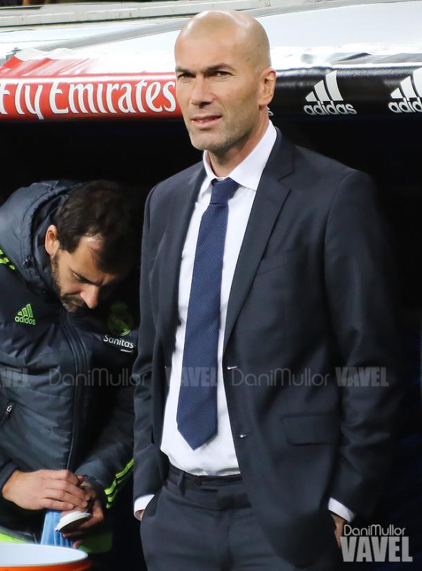 Zidane, en el banquillo blanco