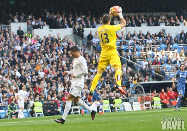 Vicente Guaita (Getafe) atrapando un balón ante Cristiano Ronaldo (Real Madrid)