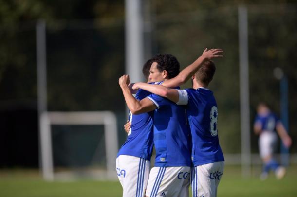 Los jugadores del Vetusta, abrazados tras el gol de Steven Prieto. | Imagen: Real Oviedo