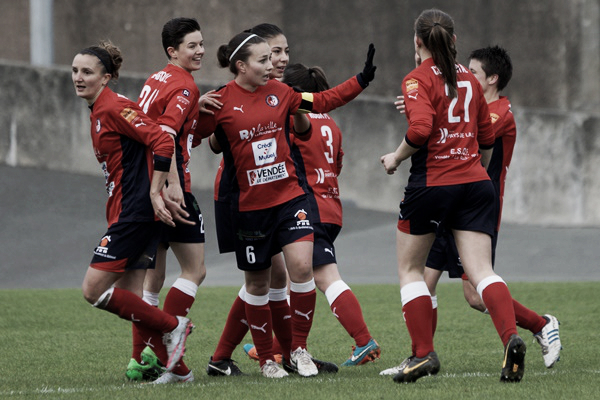 La Roche players celebrating Pauline Ripoche’s opening goal (Sébastian Duret via footofeminin.fra)