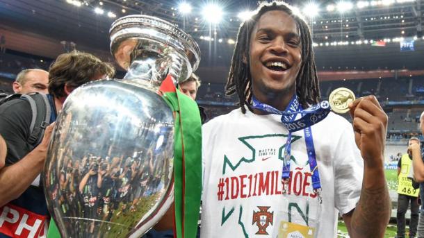 Sanches celebrates European glory. | Image source: Bundesliga.com