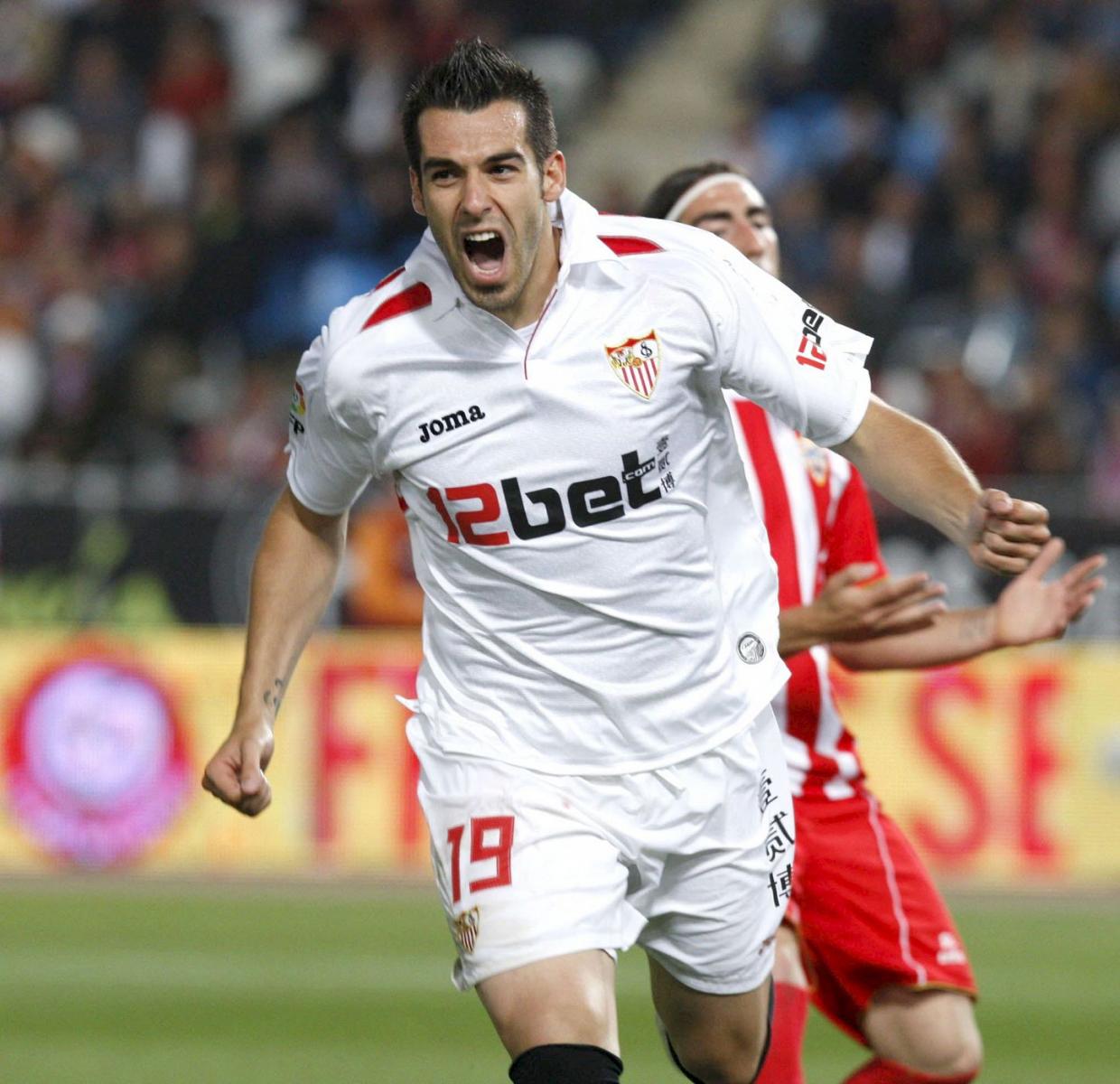 Álvaro Negredo celebrando el segundo gol del Sevilla en Almería. Fuente: RTVE