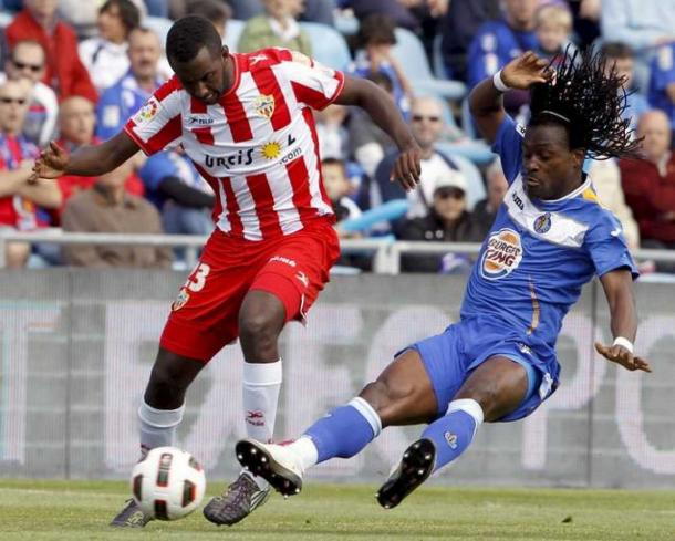 Goitom y Boateng pugnan por un balón durante un encuentro entren 2011 | RTVE.es