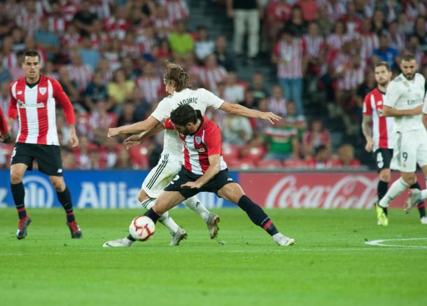Raúl García lucha por un balón con Luka Modric | Foto: LaLiga