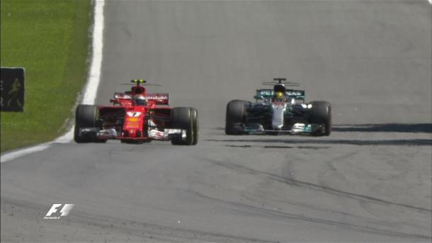 Räikkönen (frente) e Hamilton duelaram no fim pelo pódio, e o finlandês se deu melhor (Foto: Divulgação/F1)