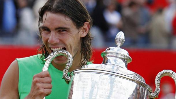 Rafael Nadal bites his trophy after winning the Queen's Club in 2008. Photo Reuters
