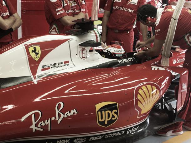 Kimi en el box con sus mecánicos | Fuente: @ScuderiaFerrari