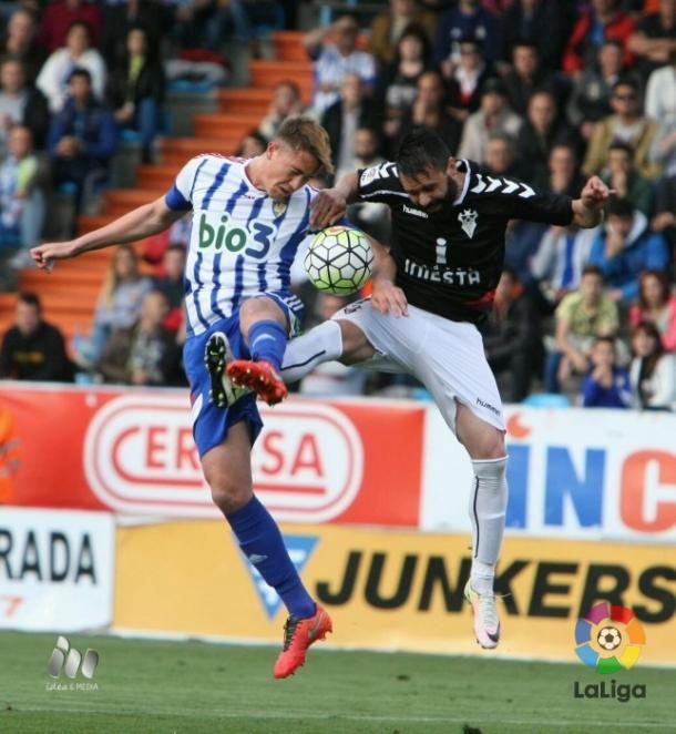 Raillo disputa un balón ante un jugador del Albacete. Fuente: LFP