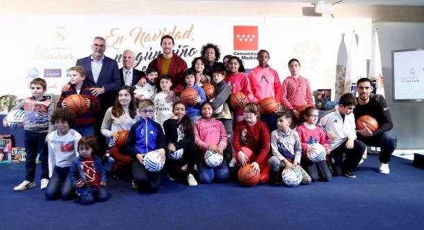 Los niños con los jugadores del Real Madrid | Foto: Realmadrid.com