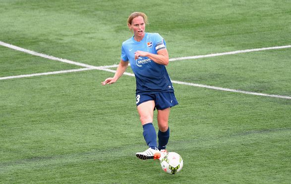 Christie Rampone of the Sky Blue FC passes the ball up field against the Western New York Flash / Rich Barnes - Getty Images