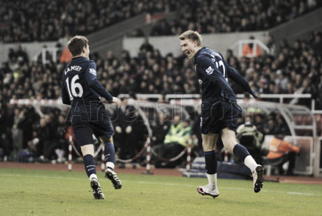 Nicklas Bendtner y Aaron Ramsey celebran un gol en la última victoria del Arsenal en Stoke en 2010 | Foto: Arsenal