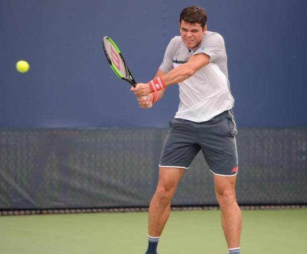 Milos Raonic hits a backhand in Cincinnati. Photo: Noel Alberto/Getty Images