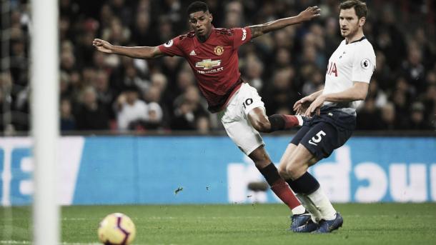 Rashford define para el 1-0. Foto: Premier League.