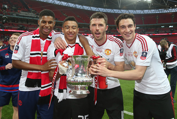 Darmian celebrates winning the FA Cup last season | Photo: Matthew Peters/Manchester United