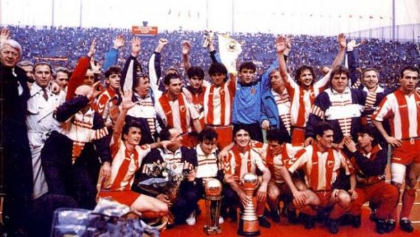 Ratkovic, primero por la izquierda en la fila inferior, celebra la Copa Intercontinental conquistada con el Estrella Roja (Foto: tipovi1x2.net)